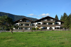 Ferienwohnung Farchanter Alm mit Schlafzimmer, Wohnzimmer und Schlafnische